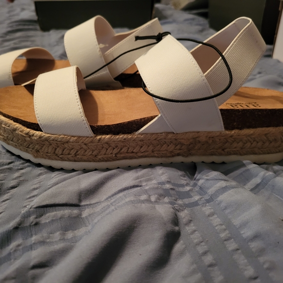 Platform Sandals - Picture 3 of 6